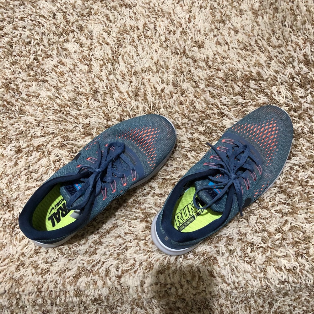 Nike running shoes: “free and flexible”.